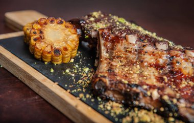 Baharatlı sıcak ızgara karamelli domuz pirzolası ve doğranmış domuz eti.