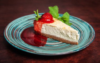 Çilekli ve naneli taze peynirli kek dilimi.