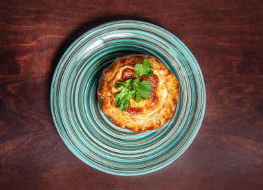 Tabağında taze yeşil maydanoz olan çoban ya da kulübe turtası. Üst yaşam