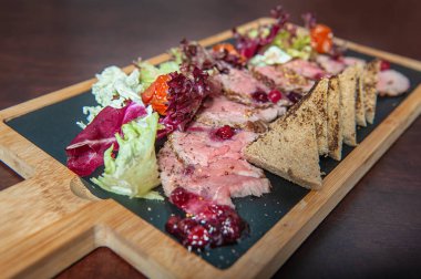 Sebzeli taze et ve ekmek dilimleri.