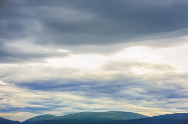 Dağ ve gökyüzü manzaralı güzel bir manzara.