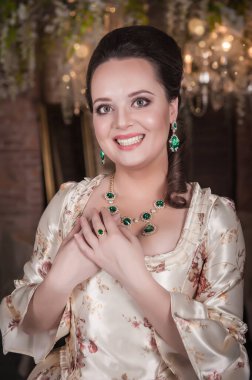 Eski ortaçağ elbisesiyle gülümseyen güzel mutlu kadın.