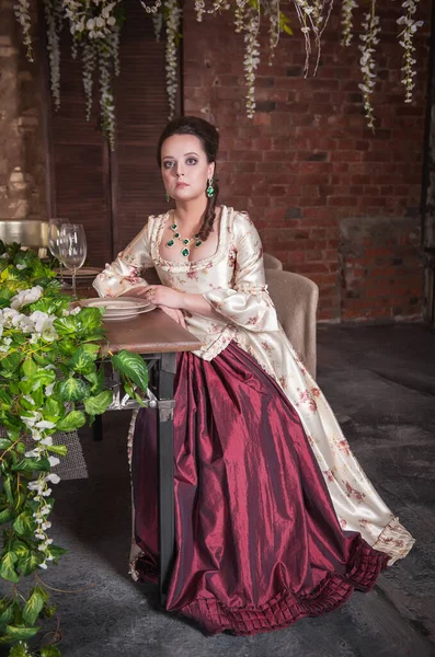 Hermosa Mujer Viejo Vestido Medieval Histórico Sentado Cerca Mesa — Foto de Stock