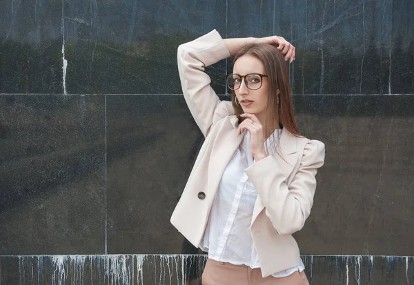 Hermosa Joven Mujer Con Estilo Moda Fondo Ciudad Pared — Foto de Stock