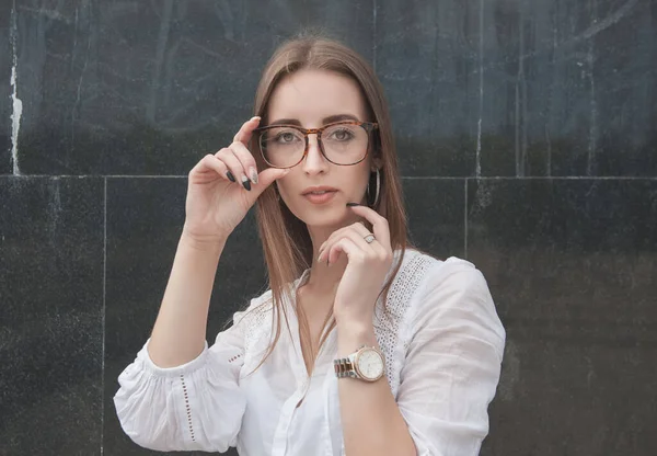 Hermosa Joven Mujer Con Estilo Moda Fondo Ciudad Pared — Foto de Stock