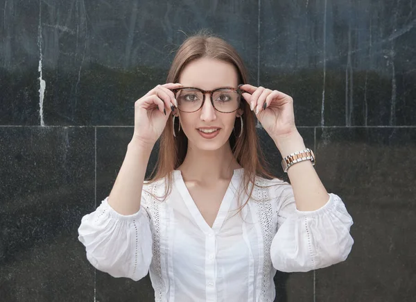 Hermosa Joven Mujer Con Estilo Moda Fondo Ciudad Pared — Foto de Stock