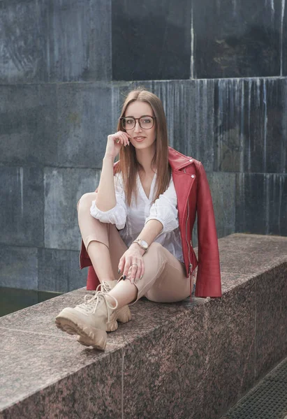 Hermosa Mujer Moda Joven Elegante Sentado Parapeto Cerca Pared Ciudad — Foto de Stock