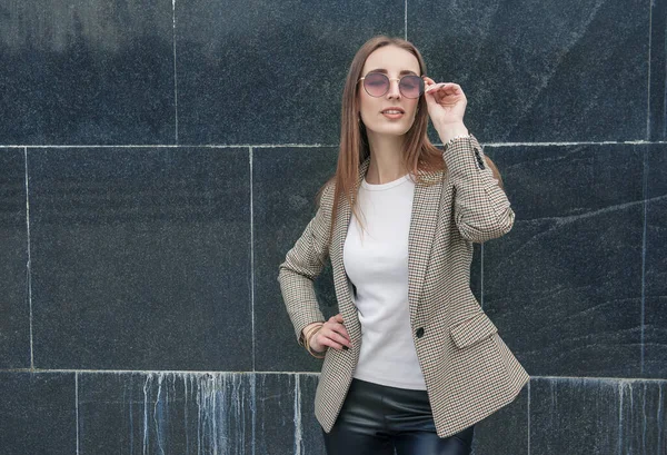 Vackra Unga Mode Elegant Kvinna Med Glasögon Väggen Stad Bakgrund — Stockfoto