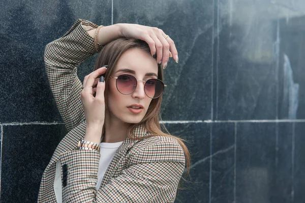 Beautiful Young Fashion Stylish Woman Eyeglasses Wall City Background — Stock Photo, Image