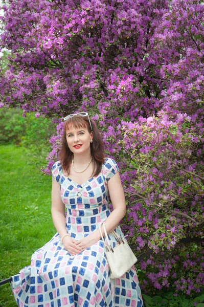 Mulher Bonita Vestido Estilo Retro Com Óculos Outdoo — Fotografia de Stock