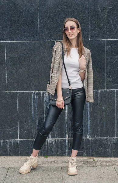 Hermosa Joven Mujer Con Estilo Moda Con Gafas Fondo Ciudad —  Fotos de Stock