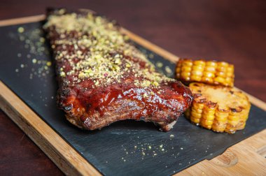 Baharatlı sıcak ızgara karamelli domuz pirzolası ve doğranmış domuz eti.