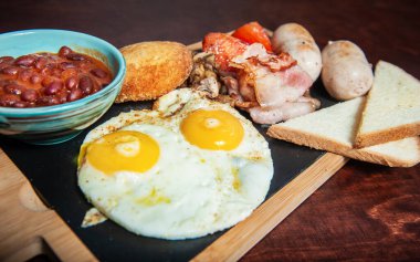 Pastırmalı yumurta, sosis ve fasulye.