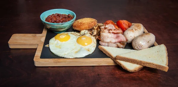 Ovos Fritos Com Bacon Salsichas Feijão Tábua Corte — Fotografia de Stock