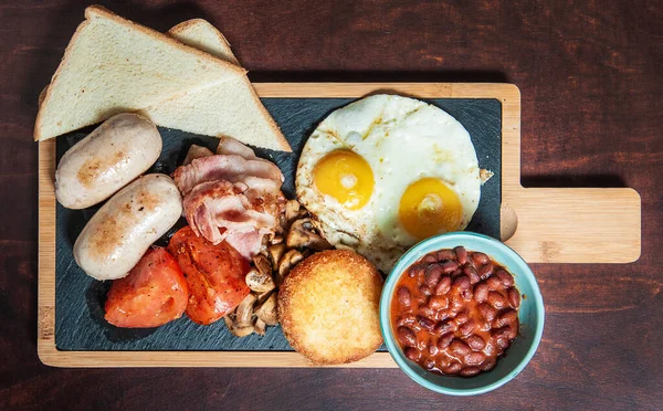 Ovos Fritos Com Bacon Salsichas Tomates Tábua Corte Vista Superior — Fotografia de Stock