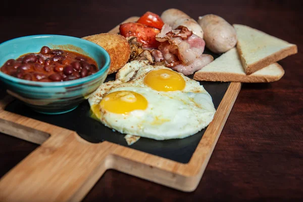 Pastırmalı yumurta, sosis ve fasulye.