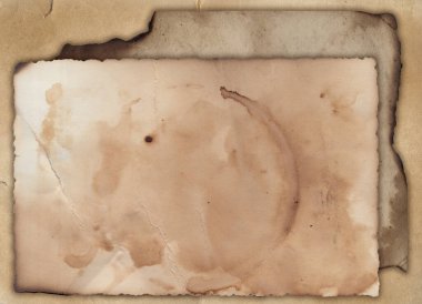 Yanmış kenarları, lekeleri ve çizikleri olan eski model kaba doku retro kağıdı. 