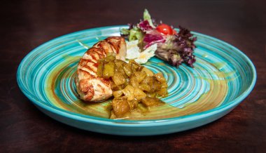 Kızarmış domuz eti, salatalık ve taze salata. 