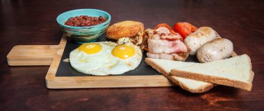 Pastırmalı yumurta, sosis ve fasulye.