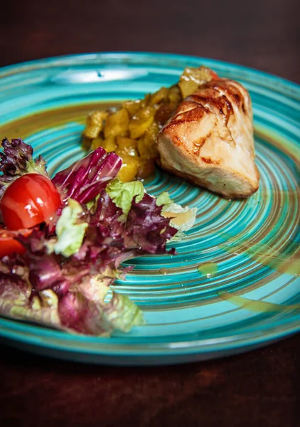 Kızarmış Domuz Eti Salatalık Taze Salata — Stok fotoğraf