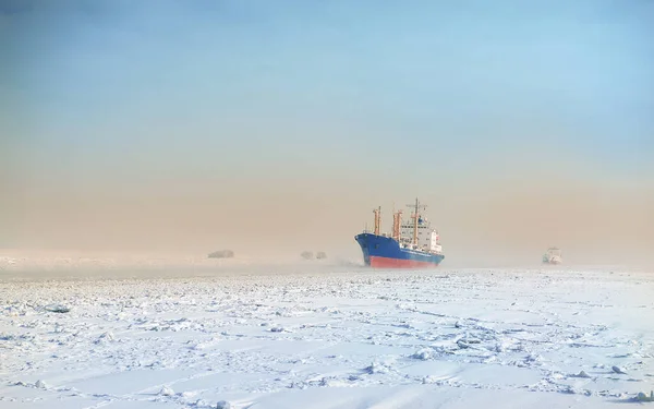 Χειμερινή Αποστολή Μεγάλο Φορτηγό Πλοίο Παγωμένο Θαλάσσιο Δίαυλο — Φωτογραφία Αρχείου