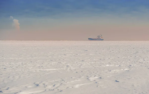 얼어붙은 바닷길에 화물선 — 스톡 사진