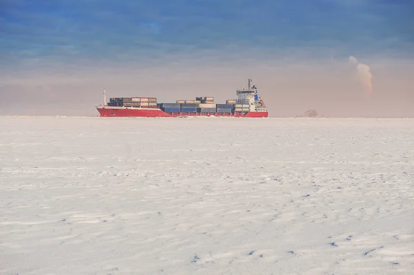 Spedizione Invernale Grande Nave Carico Nel Canale Navigabile Ghiacciato — Foto Stock