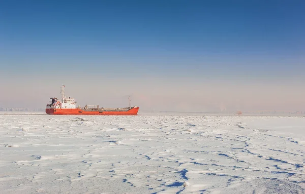 Spedizione Invernale Grande Nave Carico Nel Canale Navigabile Ghiacciato — Foto Stock