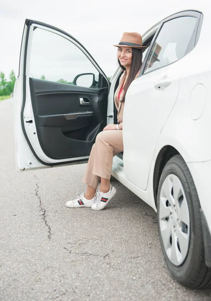 Schöne Junge Frau Mit Hut Sitzt Weißen Auto Auf Der — Stockfoto