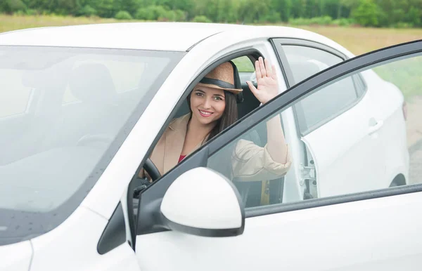 Schöne Glückliche Junge Frau Mit Hut Sitzt Weißen Auto Auf — Stockfoto