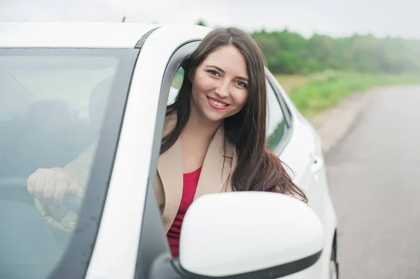 Schöne Glückliche Junge Frau Sitzt Weißen Auto Auf Der Straße — Stockfoto