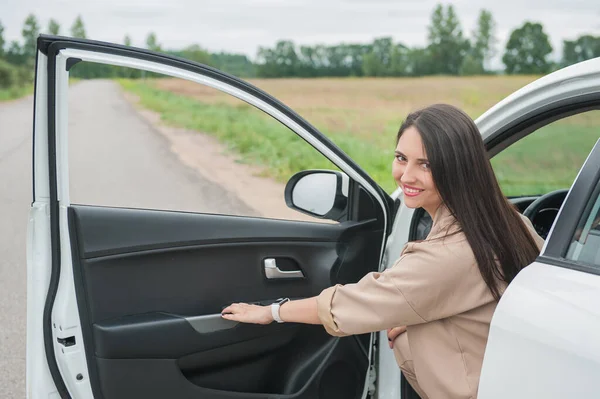 Schöne Glückliche Junge Frau Sitzt Weißen Auto Auf Der Straße — Stockfoto