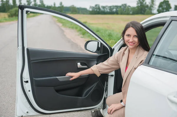 Schöne Glückliche Junge Frau Sitzt Weißen Auto Auf Der Straße — Stockfoto