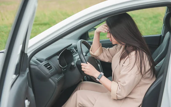 Traurige Autofahrerin Sitzt Auto — Stockfoto