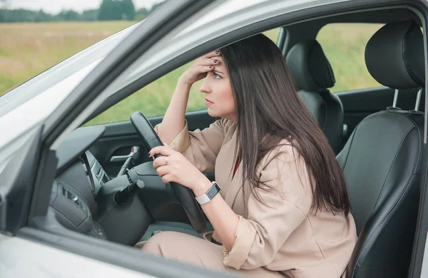 Traurige Autofahrerin Sitzt Auto — Stockfoto