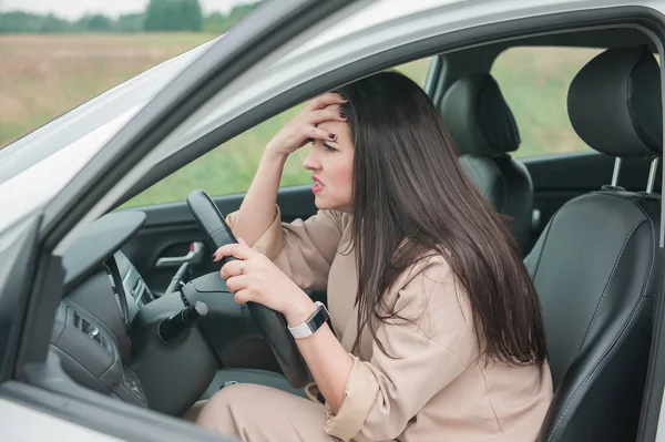 Traurige Autofahrerin Sitzt Auto — Stockfoto