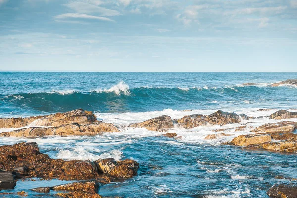 Les Vagues Mer Écrasent Sur Les Rochers Ensoleillés — Photo