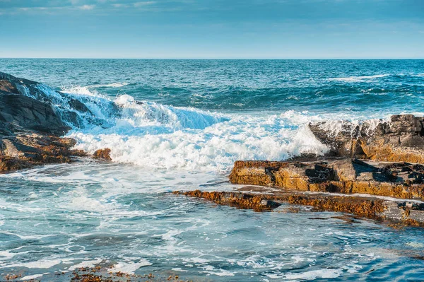 阳光下海浪拍击岩石 — 图库照片