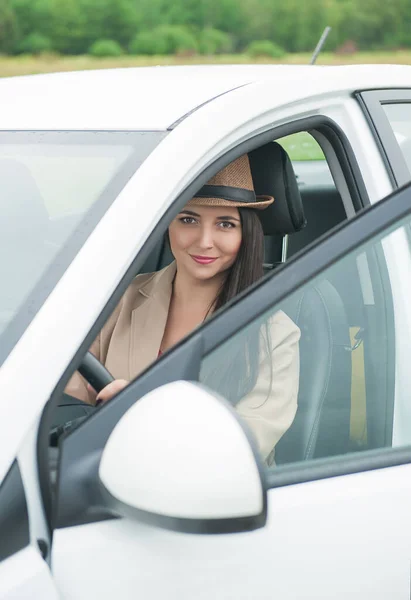 Schöne Glückliche Junge Frau Mit Hut Sitzt Weißen Auto Auf — Stockfoto