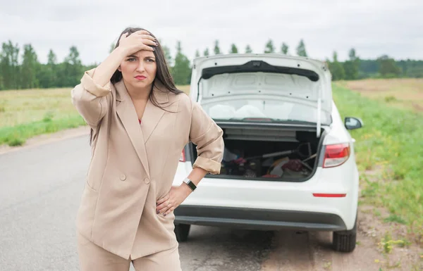 Gestresste Frau Steht Neben Kaputtem Auto Auf Der Straße — Stockfoto