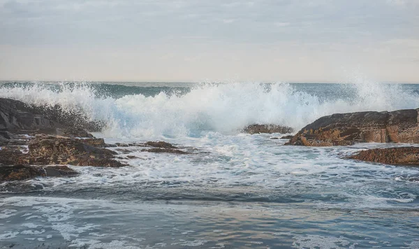 海浪拍打在岩石上的戏剧化场景 — 图库照片