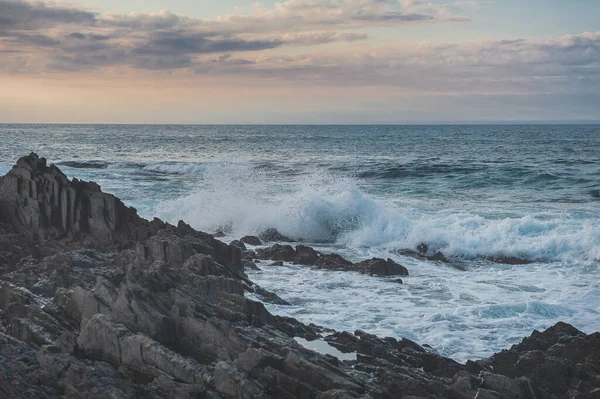 Cena Dramática Com Ondas Mar Batendo Grandes Rochas — Fotografia de Stock