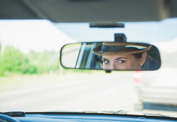 Schöne Fahreraugen Rückspiegel Ihres Autos — Stockfoto