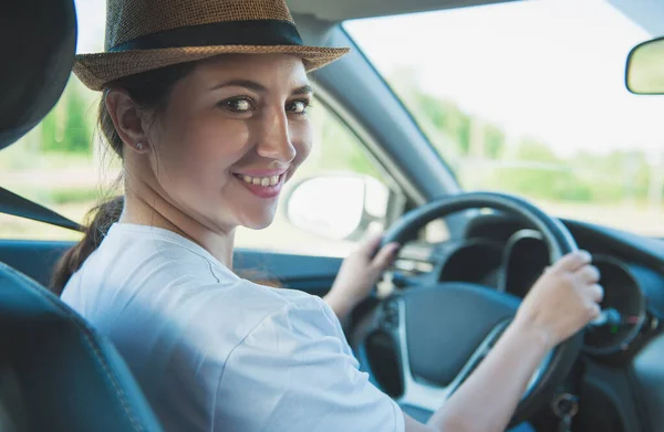 Schöne Junge Glückliche Frau Lächelt Genießen Sie Das Autofahren — Stockfoto