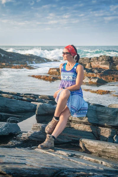 Mulher Bonita Vestido Sentado Grandes Pedregulhos Rocha Contra Ondas Mar — Fotografia de Stock