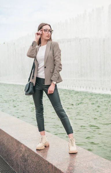 Beautiful Young Fashion Stylish Woman Standing Parapet Fountain Background — Stock Photo, Image