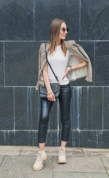 Hermosa Joven Mujer Con Estilo Moda Con Gafas Fondo Ciudad —  Fotos de Stock