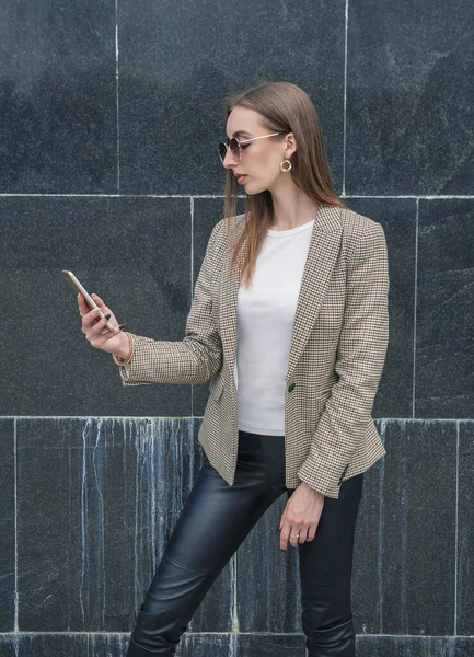 Hermosa Mujer Con Estilo Moda Joven Con Teléfono Móvil Fondo — Foto de Stock