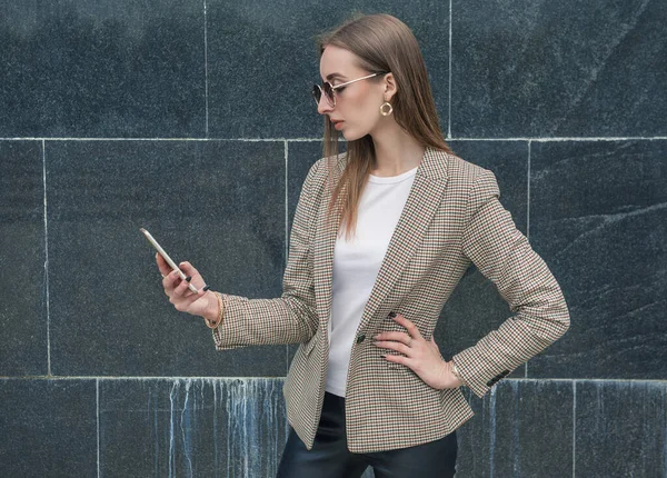 Linda Jovem Moda Mulher Elegante Com Telefone Celular Fundo Cidade — Fotografia de Stock