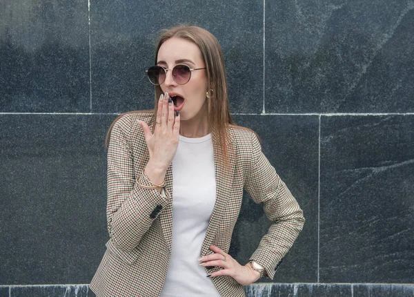 Sorprendido Hermosa Joven Moda Elegante Mujer Fondo Ciudad Pared — Foto de Stock